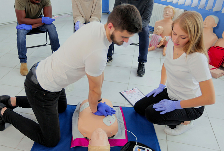 Manovra su Manichino durante il Corso di Formazione BLS-D Laico