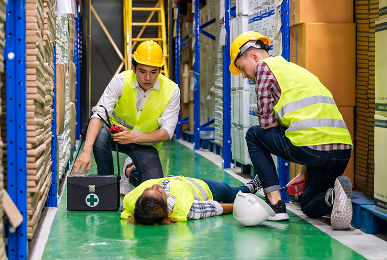 Lavoratori soccorrono il collega con Kit di Primo Soccorso