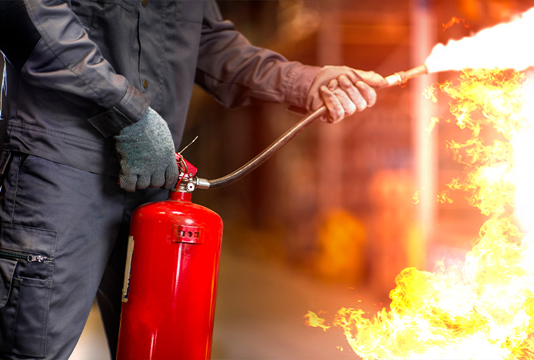 Uomo spegne in Sicurezza un Incendio con l'Estintore